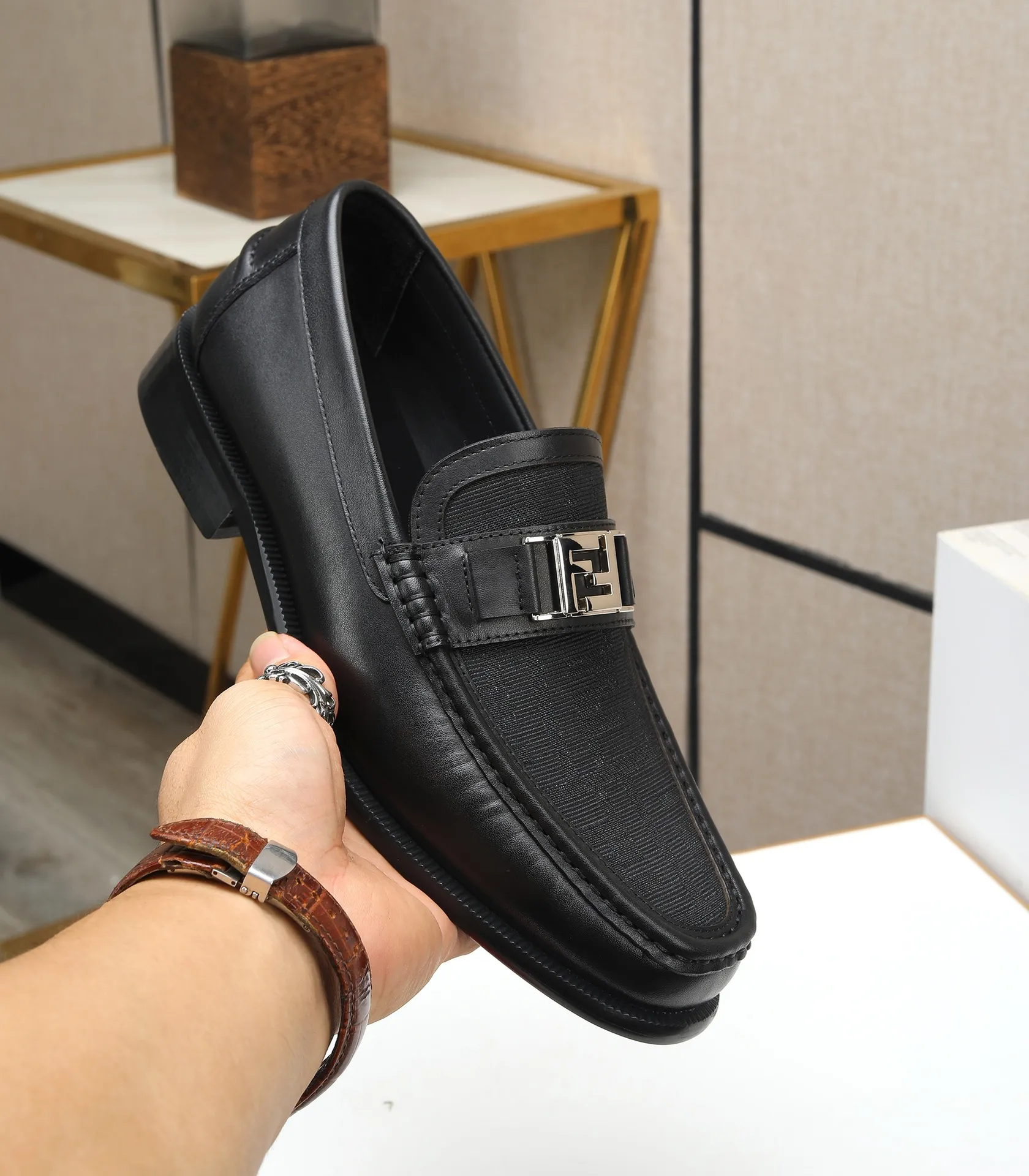 Men's shoes 💰580 (high-end, full cowhide) FENDI Fendi high-end formal leather shoes, original Italian imported cowhide surface + cowhide lining, original hardware, I believe you will be impressed from the first time you see it. The avant-garde atmosphere can no longer fully interpret its elegance. AAA grade rubber outsole, super comfortable. Original counter last, ensuring its original version and quality. The simple upper ensures its comfort and breathability. A pair of truly good shoes has its own unique soul, famous quality, regular size 38-44 (45 46 customized)